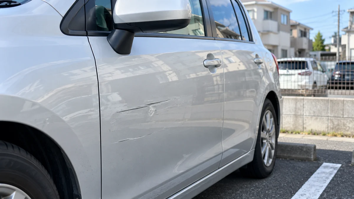嫌がらせ調査で確認した車両の傷のイメージ