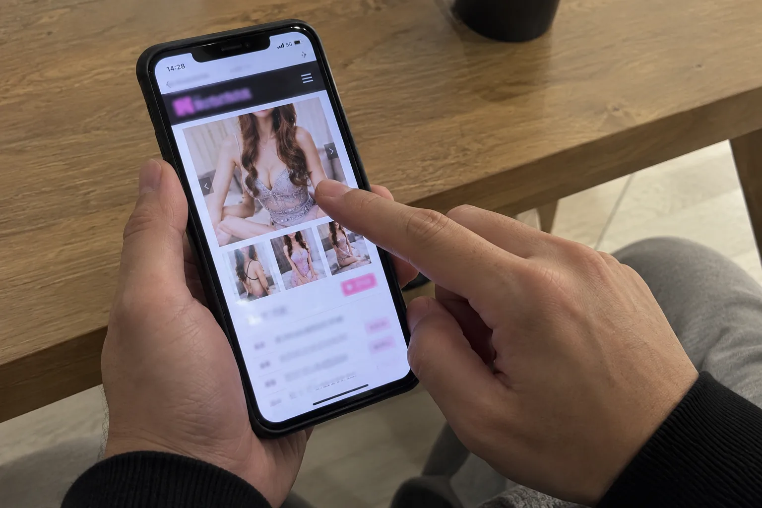 探したい相手のプロフィール写真をスマートフォンで確認する相談者の手元