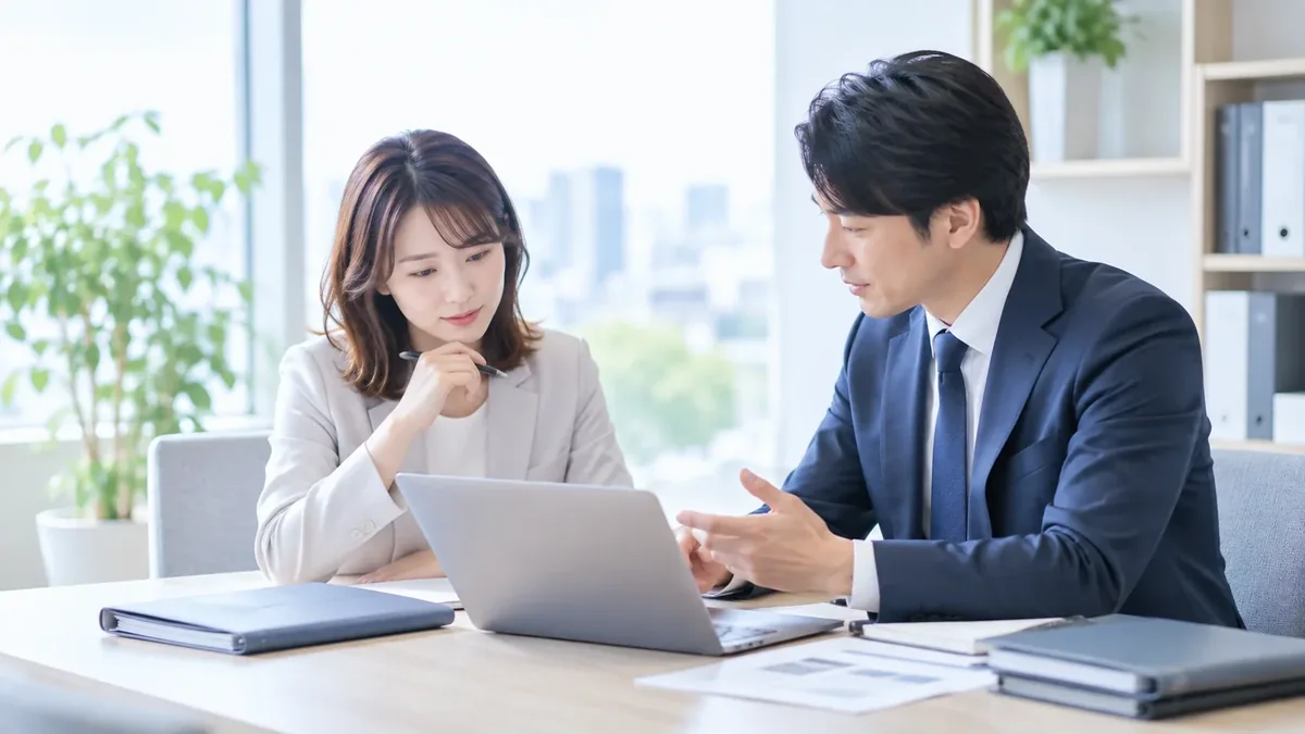 専門家と連携して相談内容を確認する様子