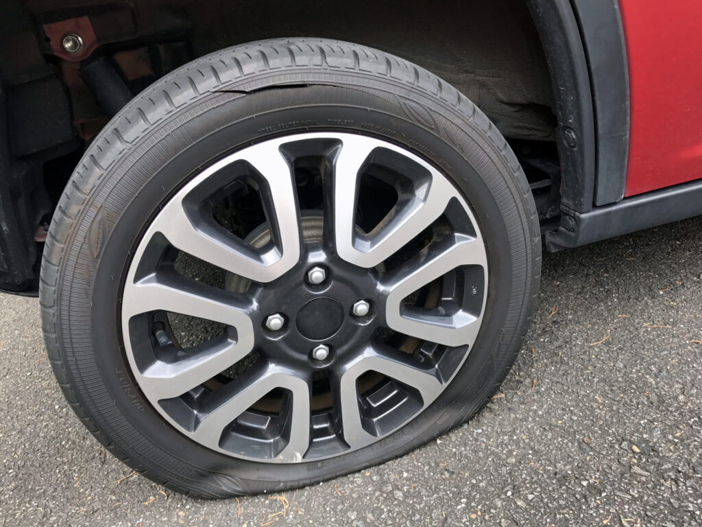 車がパンクしているイメージ画像