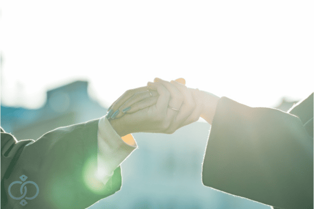 ブラック企業で悩んでいる大切な人を支え行動するイメージ画像