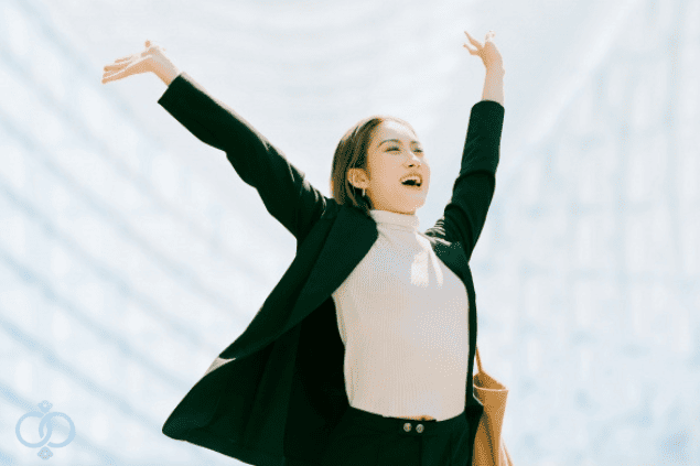 ブラック企業から抜け出し自由な未来を手に入れた働く女性のイメージ画像