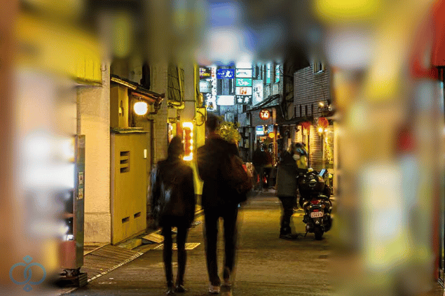 千葉県の繁華街を歩く男女