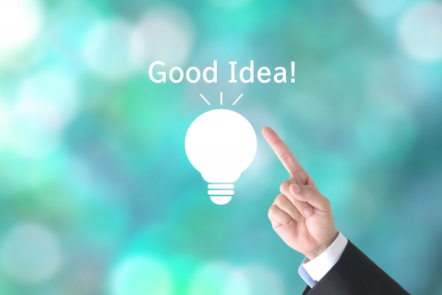 「Good Idea!」の文字と電球アイコンを指さす手の画像。探偵に依頼するという選択肢に気づいた瞬間を表現。