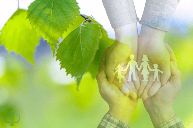 新緑の中、家族が手を繋ぐイメージ写真