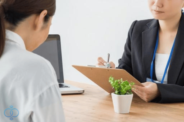 探偵が女性のご依頼者様から相談を受けるイメージ写真