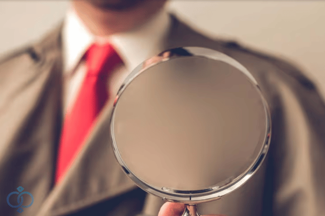 探偵が虫眼鏡で調べる写真