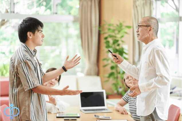 父と息子が口論する場面を写した画像。考え方の違いから衝突が絶えなかった状況をイメージ。