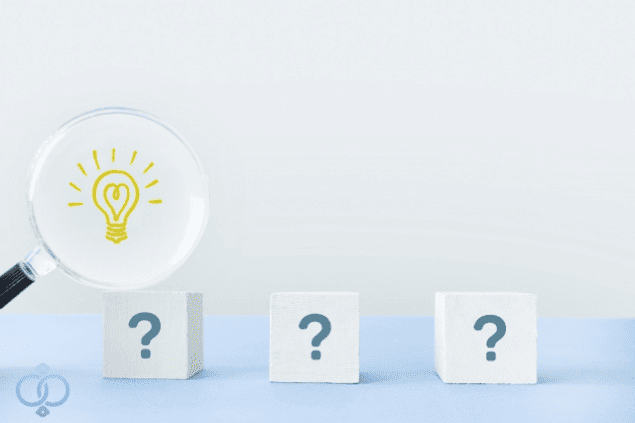 虫眼鏡の中に電球のイラスト。はてなのブロックが3つ並んでいる写真