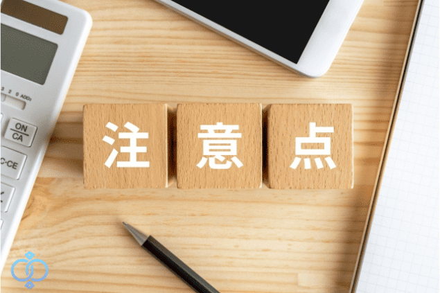注意点の文字ブロックと電卓、スマホ、ペンが並んだ写真。探偵に依頼する際の注意点をイメージした画像。