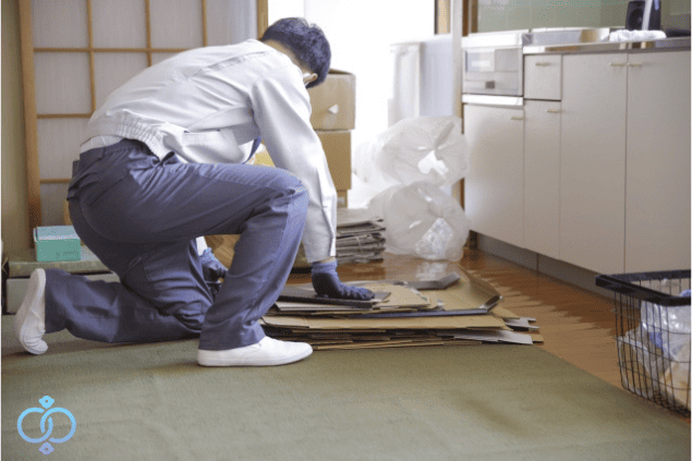 家の遺品整理をする男性の写真。体験談内の相談者をイメージした画像