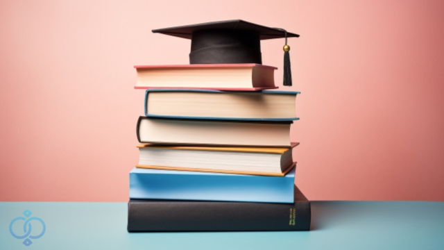 積み重なった本の上に帽子