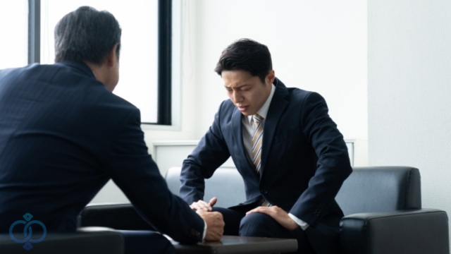 謝罪するビジネスマン