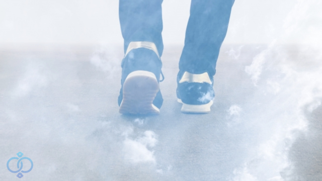 霧のなかを去っていく男性の足元