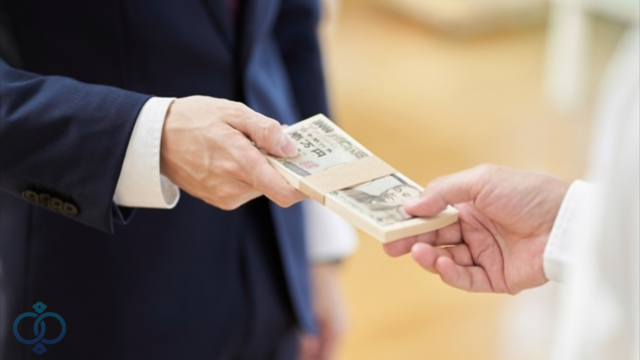 お金を渡す男性