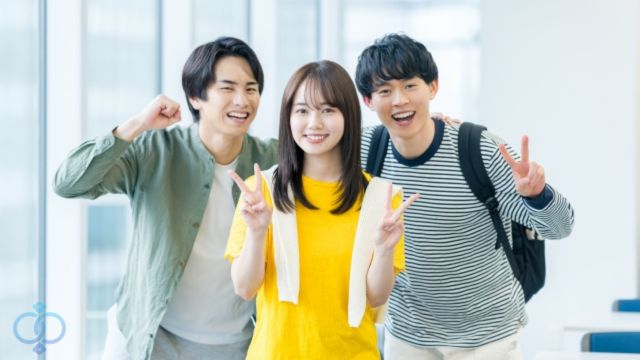 ポーズをとる学生