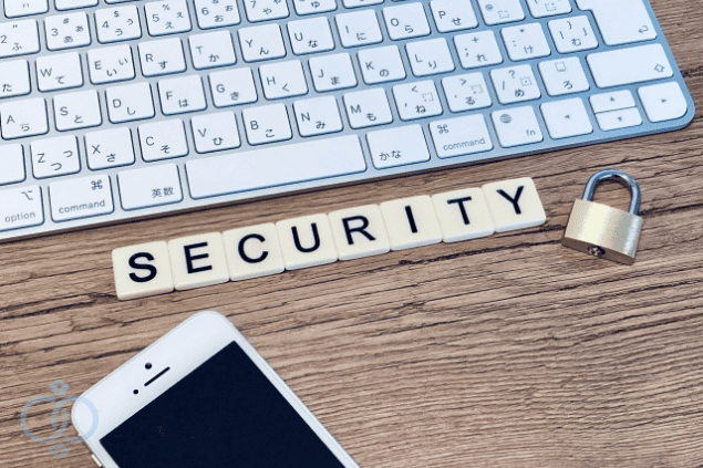 キーボードと鍵、スマートフォンの上に並べられた「SECURITY」の文字。マッチングアプリ詐欺対策として情報セキュリティへの意識を促すイメージ