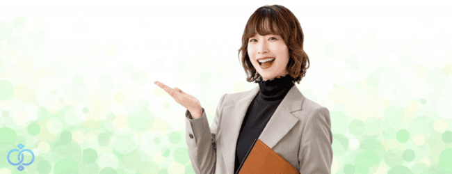 笑顔で手を出して提案するスーツの女性