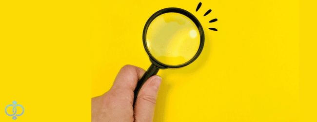 黄色の背景に虫眼鏡をかざした写真