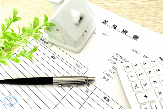 探偵による住所特定調査にかかる費用の相場をイメージした画像。見積書と電卓、ペン、家の模型が写っており、読者が依頼前に料金の目安を知るための情報セクションで使用されている。