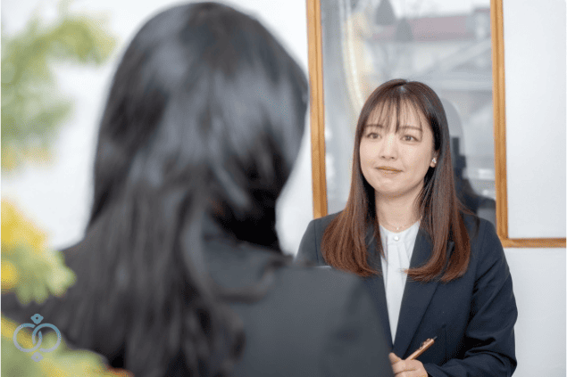 スーツ姿の女性が向かい合って相談を受けている様子を写した画像。GPS問題に悩む人が安心して相談できる雰囲気を表現したまとめ用ビジュアル。