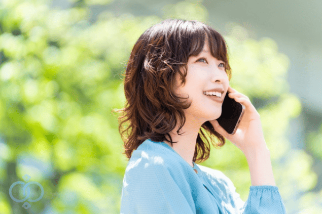 明るい表情で電話をしている女性の画像。ストーカーに悩んだ後、安全な対処法を実践し、前向きに行動を始めた様子を表現したまとめセクション用の画像。