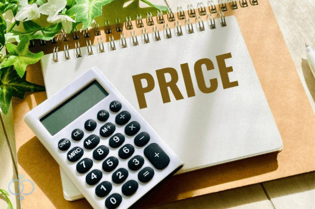 電卓と「PRICE」と書かれたノートを並べた画像。尾行調査の料金相場や費用の目安を検討する場面をイメージしている。