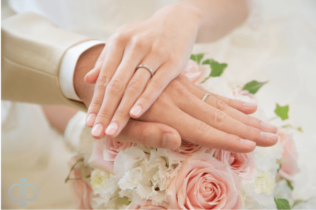 婚前調査で不安を解消し、後悔のない結婚を迎えたカップルを象徴するイメージ画像。重ねた男女の手と結婚指輪、ブーケが描かれ、調査によって安心と幸せな未来を手に入れたことを表現している。