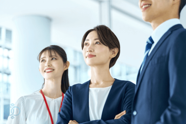 スーツ姿の男女3人が前を向いて立っている画像。電話番号がわからず困っている人に向けて、調査の専門チームが相談を受け付けていることを表現。