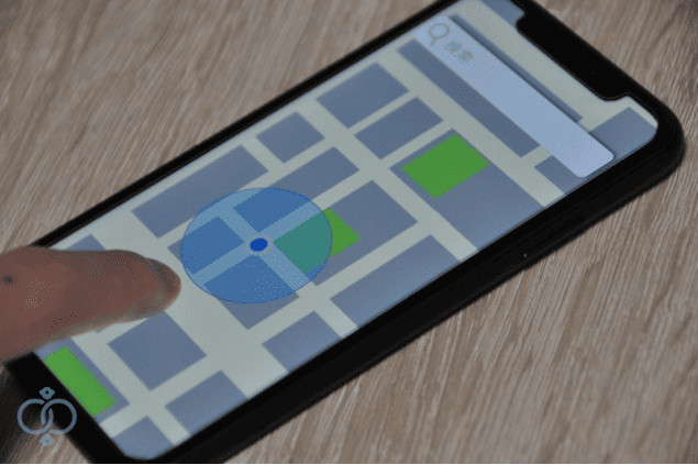 スマートフォンの地図アプリに表示された現在地を指差している画像。GPSの仕組みや種類をイメージさせるセクション用ビジュアル。
