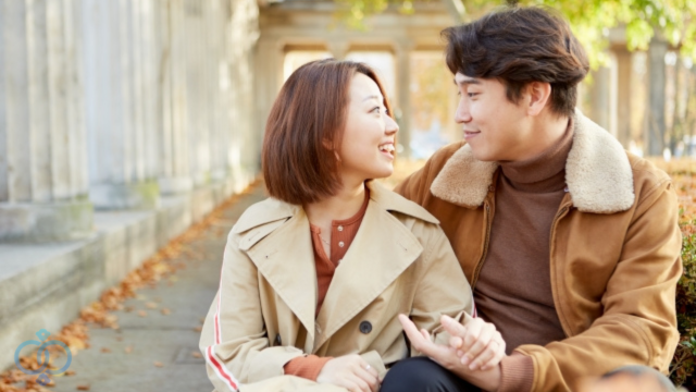 見つめ合うカップル