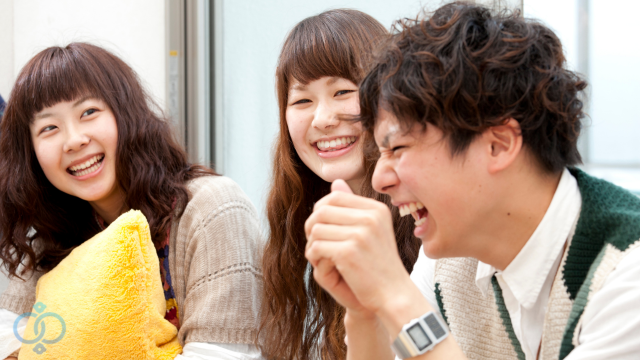 笑い合う男女