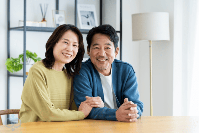 笑顔で寄り添う中年夫婦の画像。妻の家出や不安な状況を乗り越え、関係を修復したあとの穏やかな未来を象徴している。