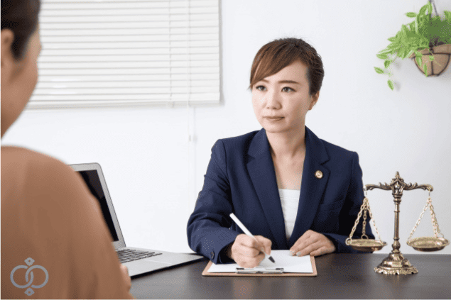 身辺調査の結果を受けて、女性が専門家に対応を相談している場面。慰謝料請求や別れ方などを冷静に検討している様子を表現。