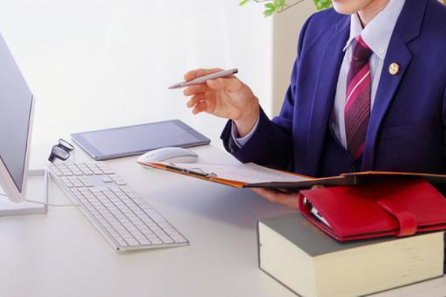 弁護士が探偵の報告書を監修している写真