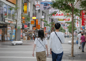商店街を歩く男女の画像