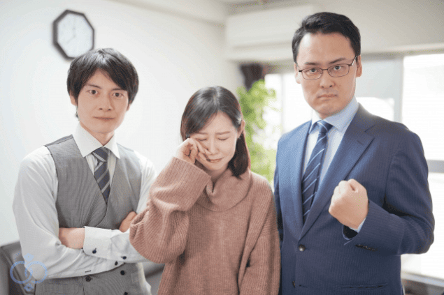探偵に相談して涙ぐむ女性と、両脇で支える探偵たち。探偵に依頼をして前に進む選択をした様子を表現。