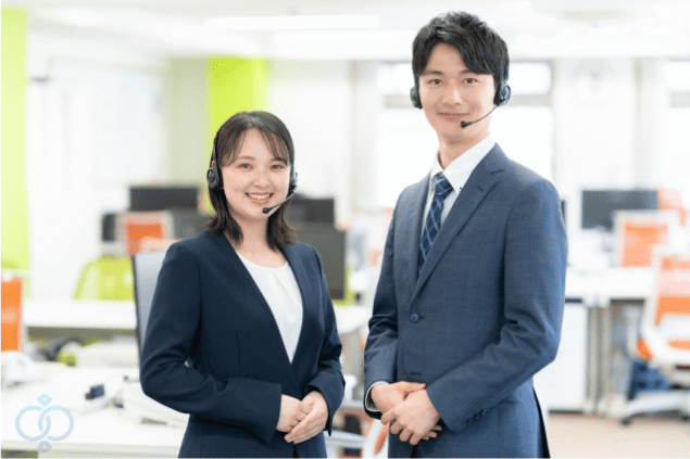 スーツ姿でヘッドセットを着用した男女のスタッフが笑顔で対応している画像。探偵への相談窓口や無料相談対応をイメージした構図。