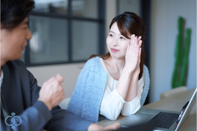 甘えるような仕草で男性に話しかける女性。風俗嬢がお金を借りる際によく使う典型的な手口をイメージした画像。