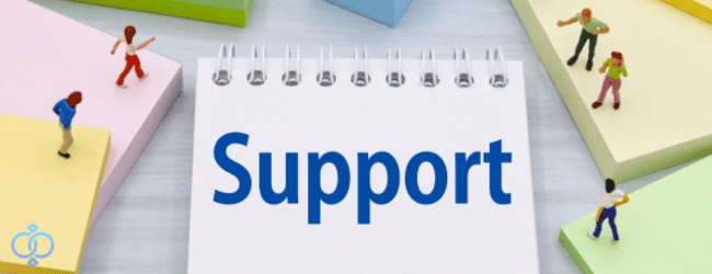 スケッチブックにSupportと書かれ、その周りに人形が配置されている画像