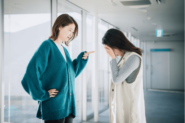 女性に指をさして責め立てる人物と、顔を覆って謝る女性の画像。不倫関係を続けたことで起こるトラブルや対立を象徴するシーン。