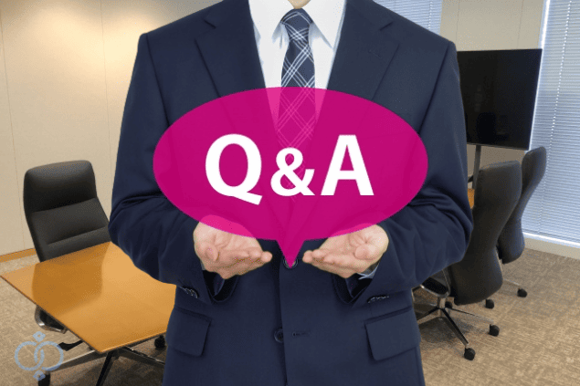 会議室でスーツ姿の人物が「Q&A」と書かれた吹き出しを示している画像。風俗嬢を探す方法に関するよくある質問と回答を表現。