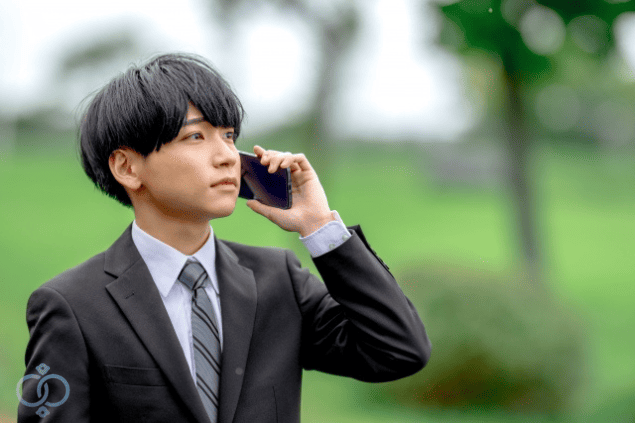 スーツ姿で電話をしている男性の写真。連絡が取りづらい、仕事を理由に会えないなど既婚者男性に見られる行動サインを表す画像。