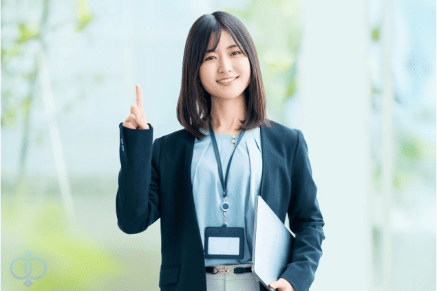 指を立てて提案するスーツ姿の女性。本気度を行動から見極めるためのチェックポイントを紹介している様子。