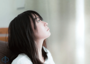 遠いところを見つめる結婚前の女性の写真