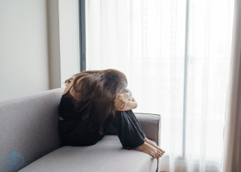 ソファで悩む女性の写真
