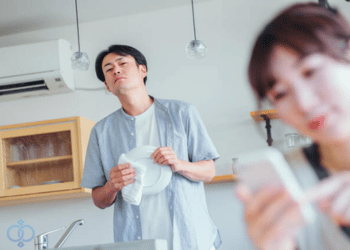 携帯を覗く旦那