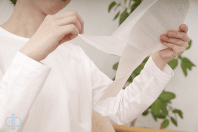 調査報告書を真剣に確認している女性の手元。夫の素行調査で問題が発覚した後の正しい対処方法を示すイメージ画像。