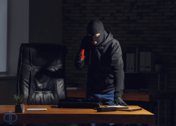 夜中に持ち逃げしている覆面の男の画像