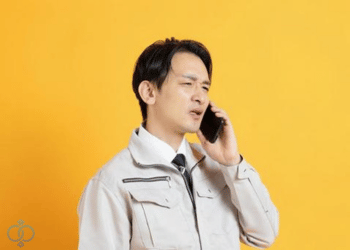 電話しても繋がらずに困っている男性